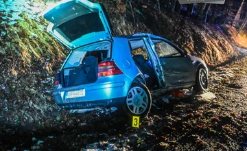 Opitý východniar si sadol za volant a havaroval, doplatili na to zranení spolujazdci