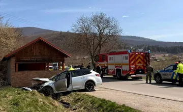 V Krásnohorskom Podhradí sa zdržíte, dôvodom je dopravná nehoda, na mieste sa riaďte pokynmi polície
