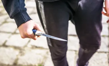 Hádka v potravinách pri Gelnici sa rýchlo zmenila na drámu, zákazník po konflikte vytiahol nôž a bodol majiteľa