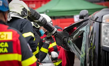 Medzi Košickou Novou Vsou a Košickými Olšanmi sa zrazil nákladiak s motorkárkom. Potrebný bol zásah záchranárov