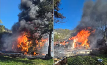 VIDEO: Na Veľkonočný pondelok zhorela chata na Vyšnom Opátskom, oheň pohltil aj susednú chatu a priľahlý les