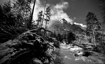 V noci udrie v Tatrách víchrica s rýchlosťou až 160 km/h, do hôr určite nechoďte. V okolí Košíc bude ráno mrznúť
