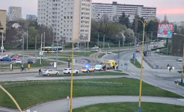 Vodič nedal pri Amfiteátri prednosť žene na priechode, s otrasom mozgu ju previezli do nemocnice