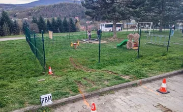 Opitý vodič nabúral v Medzeve do detského ihriska a ušiel, akoby sa nič nestalo. V dychu mal skoro tri promile