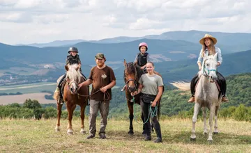 Zahrajte sa na kovbojov a užite si výhľady z konského sedla. Pri Rožňave otvorili novú atrakciu pre malých aj veľkých