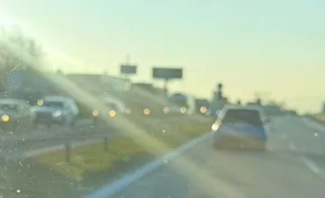 Košických vodičov čaká opäť skúška nervov, tvoria sa rozsiahle kolóny, vodiči upozorňujú aj na auto mimo cesty