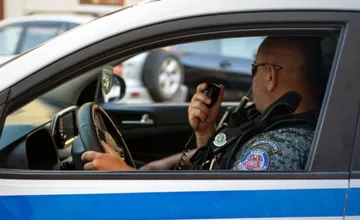 Hliadka mestskej polície v Košiciach spozorovala pri kontajneroch mladého muža, rozhodla sa ho skontrolovať, čo zistila?