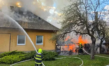 VIDEO: V obci pri Rožňave horel rodinný dom aj priľahlé budovy, na pomoc prišli aj susedia