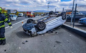 Na výjazde z Košíc došlo k vážnej dopravnej nehode, jedno z áut skončilo na streche