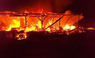 FOTO: Plamene pohltili maštal neďaleko Spišskej Novej Vsi. Majiteľovi vznikla predbežná škoda vo výške 120-tisíc eur