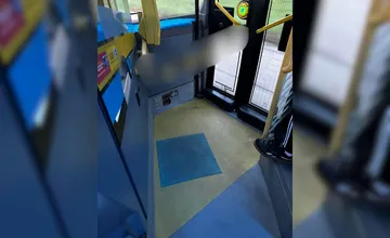 FOTO: Košickí cestujúci diskutujú o tom, ako to je s vystupovaním prednými dverami, debatu rozvírila zaujímavá girlanda