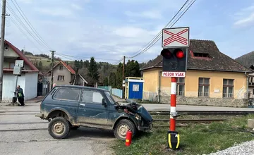 Zrážka vlaku s autom prerušila železničnú dopravu na Orave. Mešká aj vlak do Košíc