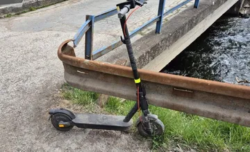 Hlavu mal zrejme v oblakoch, mladý muž na elektrokolobežke nabúral v Dobšinej do auta, po náraze skončil na zemi