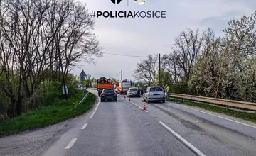 Pri Nižnej Hutke sa zrazili dve autá, z miesta hlásia maloletú zranenú osobu. Premávka je obmedzená