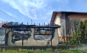 FOTO: V obci pri Košiciach zhorela garáž aj v nej zaparkované auto, plamene zachytili aj rodinný dom
