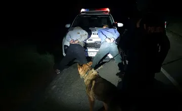 Policajný pes Faris znovu ukázal svoje kvality, ani tentoraz mu páchatelia neprešli cez rozum a vycítil ich na prvý šup 