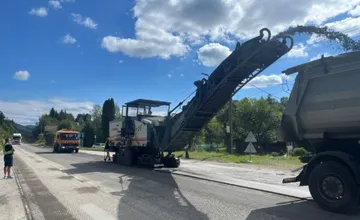 Cestári sa presunuli o niekoľko kilometrov ďalej, najbližšie týždne opravia cestu za Rožňavou, rátajte s obmedzeniami