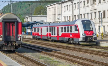 Cestujúcim do Košíc sa neplánovane predĺžila cesta vlakom o vyše 90 minút, vlak zastavil na mieste, kde nemal