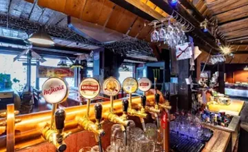 Furčania riešia mladý pár s novorodeniatkom, ktorý denne aj s kočíkom vídajú v okolí krčmy. Toto im nedá spávať