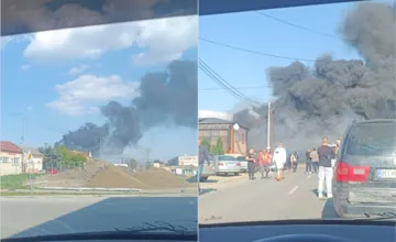Vo Veľkých Kapušanoch hlásia vodiči neprejazdnú cestu, z miesta stúpa hustý čierny dym