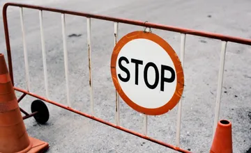 Horský priechod Dargov sa na niekoľko hodín uzavrie, budú odtiaľ odstraňovať zhorený autobus