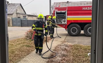 Požiar zo skládky vo Veľkých Kapušanoch pohltil aj neďaleký dom, o strechu nad hlavou prišla viacpočetná rodina