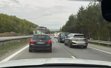 Hromadná dopravná nehoda na Zelenom dvore upchala vstup do mesta, pozor aj na zmenu dopravy pri Starej nemocnici