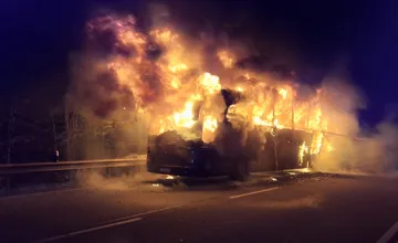 FOTO: Autobus plný cestujúcich pohltili na Dargove plamene, len zázrakom sa nikomu nič nestalo