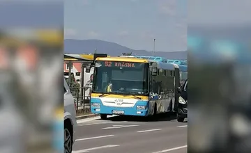 Vodiči košickej MHD nechcú otvárať predné dvere cestujúcim, Gabriela sa podelila s nepríjemným zážitkom z 52-ky