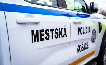 Senior sa zapotácal a pri páde si udrel hlavu o múr, mestskí policajti ratovali krvácajúceho seniora v Kavečanoch