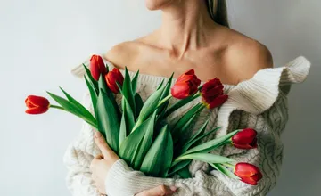 Mamička na košickom sídlisku si počas prechádzky natrhala kyticu tulipánov. Mala smolu, pri čine ju pristihla suseda