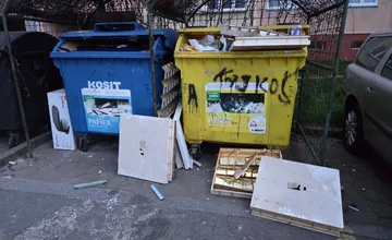 Na Železníkoch niekto vyhodil kancelársky strop aj so žiarivkovými trubicami. Toto je už vrchol, píšu obyvatelia