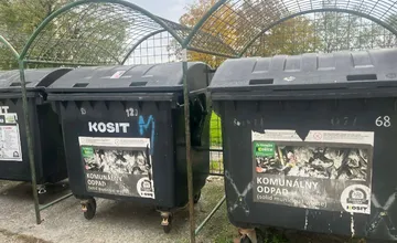 V centre Košíc trápi ľudí neznesiteľný zápach z kontajnerov. Riešenie je v nedohľadne, hlavné slovo tu majú pamiatkari