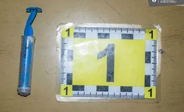 Muži zákona v Sobranciach stopli auto, za volantom sedel muž bez vodičáku, navyše mal pri sebe aj podozrivú striekačku