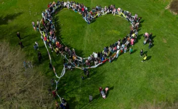 FOTO: V obci na Spiši sa miestni obyvatelia zomkli a ukázali, ako sa to robí! Spoločnými silami prepojili dva svety 