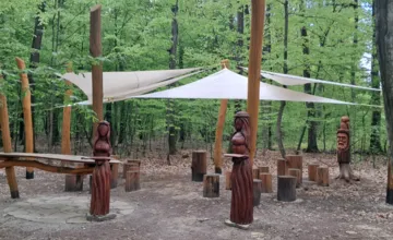 FOTO: V Košiciach vyrástla kaviareň uprostred lesa. Nenájdete tu Wifi ani čašníkov, kávu si urobíte sami