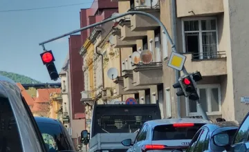 Na košickej križovatke spadol na cestu semafor, zablokoval premávku