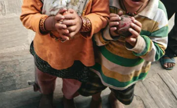 Matka s druhom nútili malinké deti žobrať v uliciach Trebišova, trestali ich bitkou a vyhadzovaním z domu