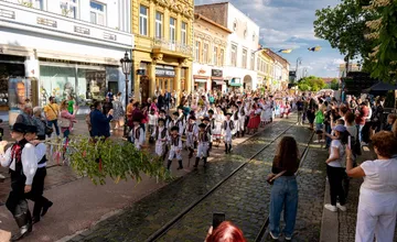 VIDEO: Centrum metropoly východu ožilo tradíciami, takto sa stavali máje v Košickom kraji
