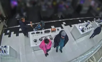 VIDEO: Krádež za tisíce eur v košickom centre, polícia zverejnila zábery podozrivých osôb. Spoznávate ich?