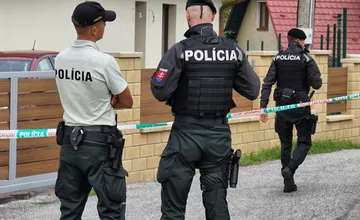 Obrovská tragédia v Trebišove: Z okna bytového domu vypadol 33-ročný muž, zraneniam na mieste podľahol