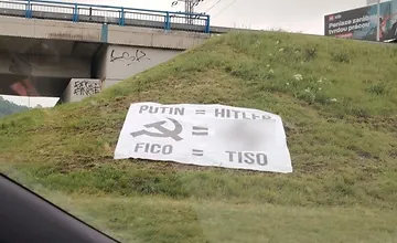Košický odboj opäť reaguje na Ficovu návštevu v Moskve, v meste vystavili ďalší ostrý transparent