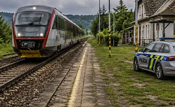 Vlakovú dopravu na východe prerušili, idúci vlak zrazil starenku, v nemocnici zomrela