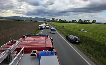 Vážna nehoda pri Sečovciach: Zrazili sa tri autá a dodávka. Hasiči hlásia viacerých zranených a uzatvorili cestu