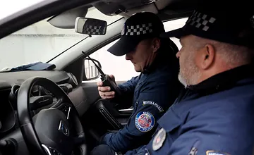 Na košickom sídlisku zažili mestskí policajti scénu ako z filmu, pri kontrole vodič dupol na plyn a uháňal ulicami