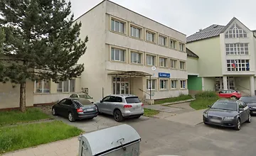 Smutný nález v Spišskej Novej Vsi. Pri budove Colnej správy našli okoloidúci mŕtveho muža