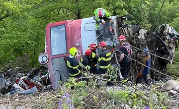 VIDEO: Havarovaný rušeň pri Jablonove nad Turňou sa podarilo vytiahnuť z rokliny, práce naďalej prebiehajú