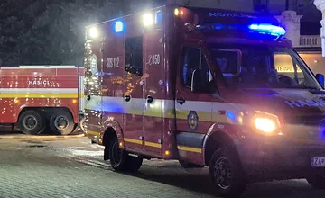 Na Spiši evakuovali bytovku počas noci, nahlásili v nej výbušniny. Dve deti mali skončiť v nemocnici