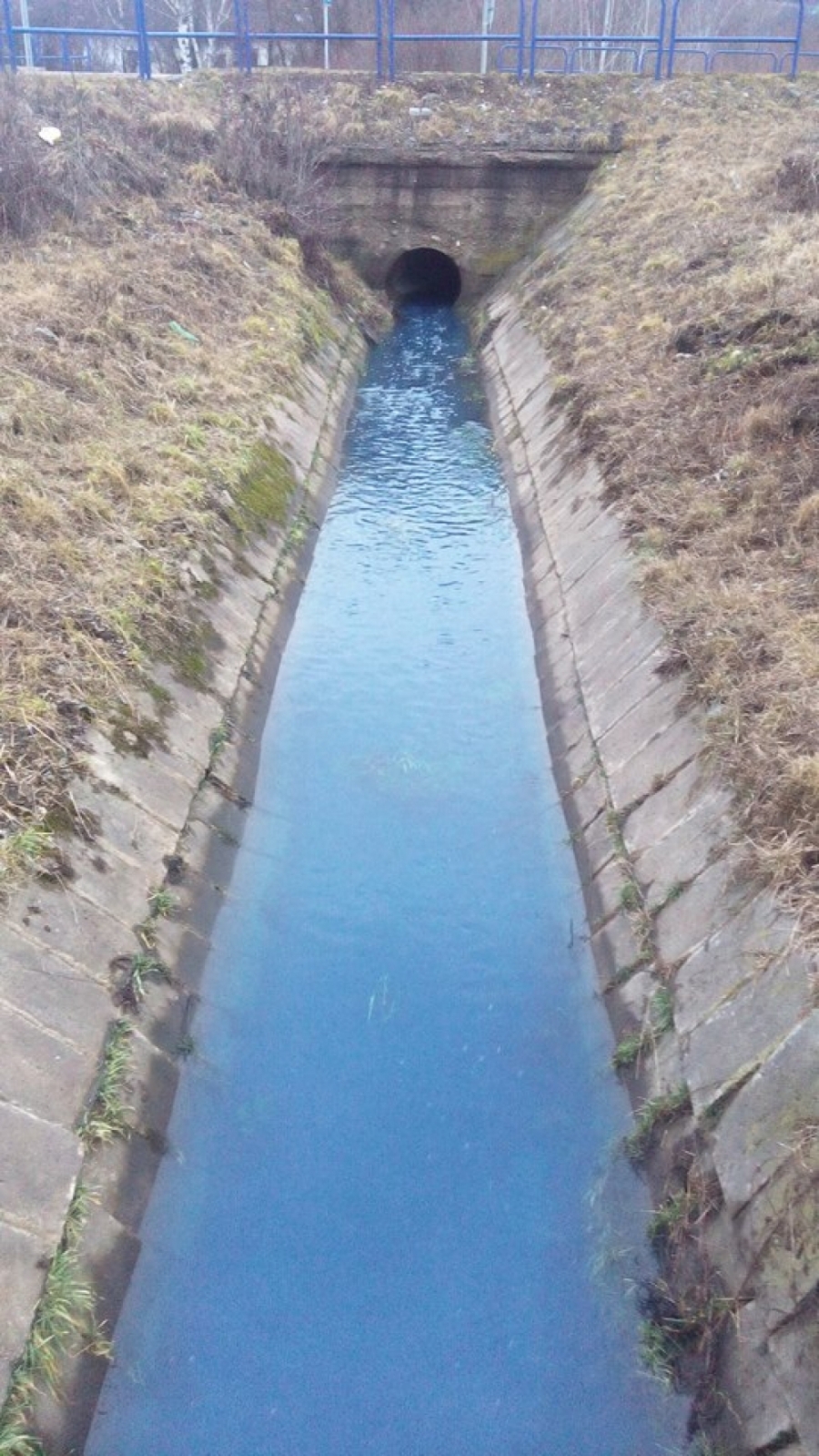 Do rieky Slaná v Rožňave vytekala modrá tekutina, foto 1