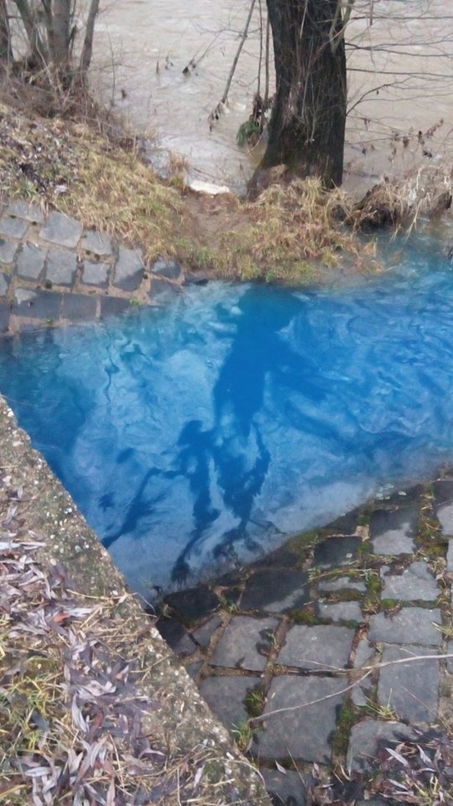 Do rieky Slaná v Rožňave vytekala modrá tekutina, foto 3